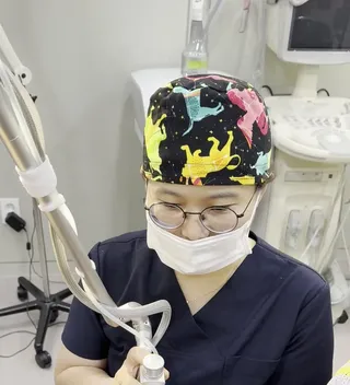La Dra. Hye-Yeon Lee durante un tratamiento con láser