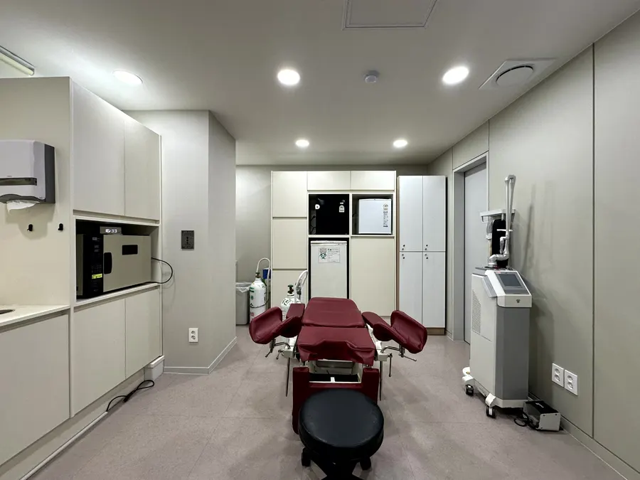 Sala de tratamiento de Clínica de Mujeres S, en Gangnam (Seúl), con un sillón ginecológico.